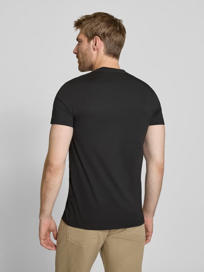 Männermodel trägt Regular Fit T-Shirt aus reiner Baumwolle von Paul Smith in Schwarz, Rückenansicht, Kontext: Herren T-Shirt, Label-Stitching, Rundhalsausschnitt, Rückenlänge bei Größe M 69 cm.
