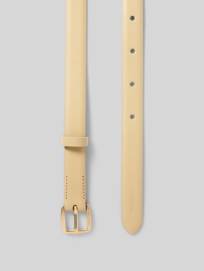 Produktfoto, beigefarbener Gürtel aus Echtleder Modell 'ESSENTIAL BUCKLE 20MM' von CK Calvin Klein, glatte Textur, Damen Gürtel.