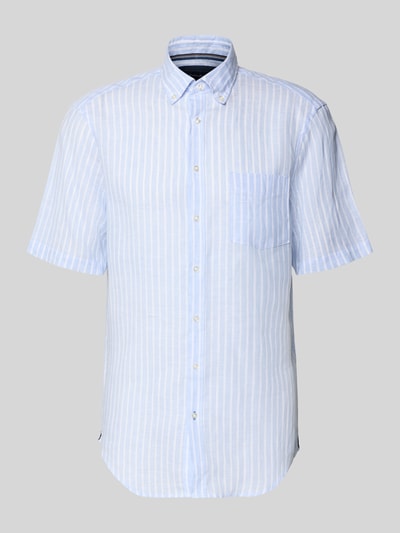 Produktfoto, Regular Fit Freizeithemd aus Leinen von Christian Berg Men, jasnoniebieskie, białe pionowe paski, krótki rękaw, guzik, kieszeń, len, krój regular fit, kołnierzyk button-down, długość tyłu w rozmiarze M: 82 cm, szerokość w rozmiarze M: 52 cm, długość rękawa w rozmiarze M: 28 cm