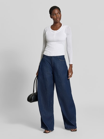 Frauenmodel trägt Balloon Fit Jeans aus reiner Baumwolle von Diesel, dunkelblau, 5-Pocket-Design, Kontrastnähte, Ganzkörperansicht von vorne.