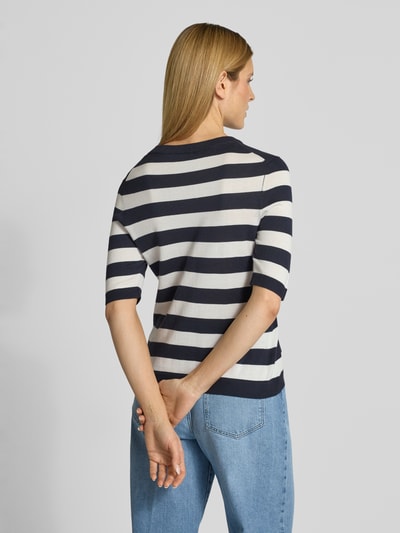 Vrouwenmodel draagt Regular Fit Pullover aus Baumwoll-Modal-Mix van s.Oliver BLACK LABEL met allover-streep, geribde zoom, katoen-modalmix, geheellichaamsopname van achteren.