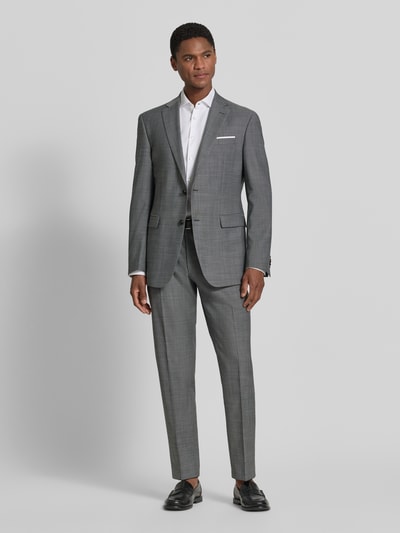 Männermodel trägt Modern Fit Anzughose mit Woll-Anteil Modell 'Brad' von JOOP! Collection, graues Unifarbenes-Design mit Webmuster, Material-Mix, Bügelfalten und Gesäßtaschen, Ganzkörperansicht von vorne.