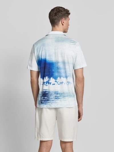 Männermodel trägt Casual Fit Freizeithemd im Allover-Look von PAUL SMITH, Baumwoll-Micromodal-Mix, Kentkragen, Brusttasche, Ganzkörperansicht Rückansicht.