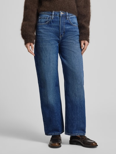 Frauenmodel trägt Wide Fit Jeans im 5-Pocket-Design von Mango, reine Baumwolle, mittelblau, Struktur glatt, Ganzkörperansicht von vorne.