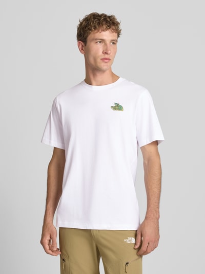 Männermodel trägt Regular Fit T-Shirt mit Motiv-Print auf der Rückseite von The North Face in Weiß, Rundhalsausschnitt, Nahaufnahme Oberkörper.