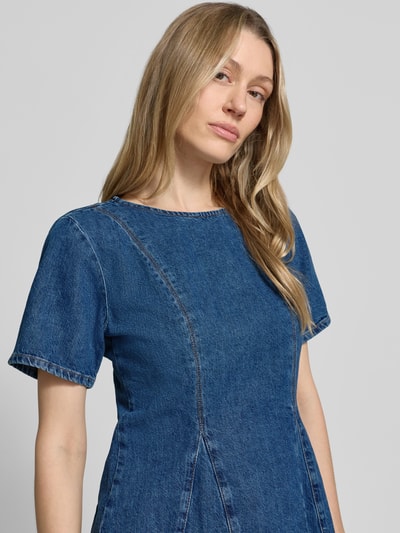 Frauenmodel trägt Jeansshirt mit Rundhalsausschnitt Modell 'Turige Alena' von MSCH Copenhagen aus Reine Baumwolle im Slim-Fit, Nahaufnahme Oberkörper.