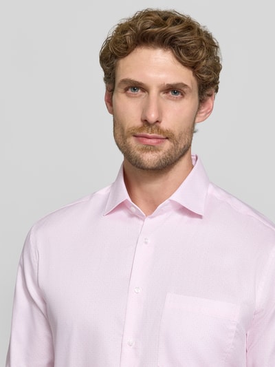 Männermodel trägt Regular Fit Businesshemd aus reiner Baumwolle von Seidensticker, hellrosa mit matter Textur, Nahaufnahme Oberkörper, Herren Businesshemd von Seidensticker