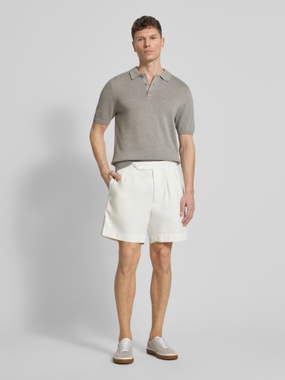 Männermodel trägt Regular Fit Poloshirt aus Baumwoll-Leinen-Mix von JAKE*S STUDIO MEN in Strick-Optik, Kurzarm, grau, Ganzkörperansicht von vorne.