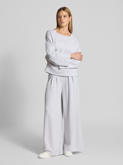 Frauenmodel trägt Wide Leg Sweatpants aus Baumwoll-Mix Modell 'C_ELENYX' von BOSS Orange, Optik: Unifarben, Ganzkörperansicht von vorne.