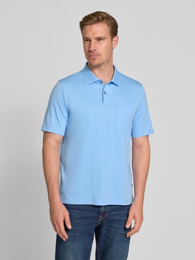 Męski model nosi Regular Fit Poloshirt mit Brusttasche von MAERZ Muenchen, bawełna, krój regular fit, widok całej sylwetki z przodu.