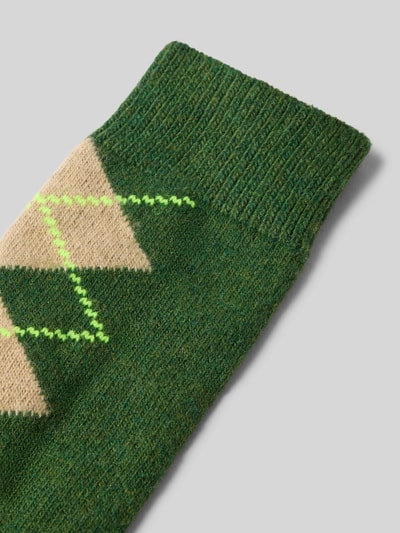 Produktfoto, Socken mit Kaschmir-Anteil im Karo-Design von UNIO HAMBURG, grün-beige Farbkombination, Baumwoll-Mix, gerippte Bündchen, Nahaufnahme