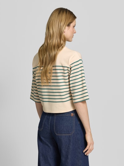 Frauenmodel trägt Boxy Fit T-Shirt mit 3/4-Arm von ROBE LÉGÈRE aus Baumwoll-Mix mit Modal-Anteil, cremegrün gestreift, Ganzkörperansicht Rückansicht.