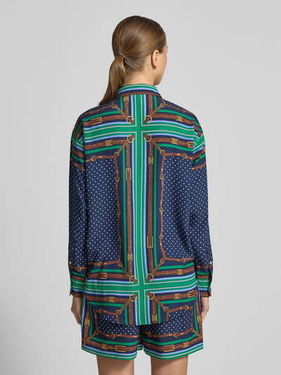 Vrouwenmodel draagt Relaxed Fit Hemdbluse met Allover-Print model 'Kotta' van Lauren Ralph Lauren, blauwgroen met strepen en stippen, lang, sportmanchetten, ruglengte 65 cm, mouwen 55 cm, Ganzkörperansicht Rückansicht.