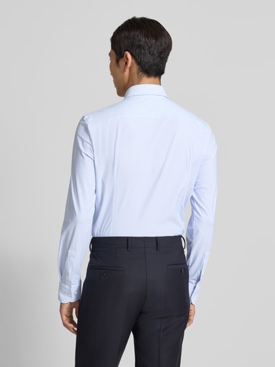 Männermodel trägt Slim Fit Businesshemd mit Allover-Muster Modell 'HANK' von BOSS, hellblaue Töne, Rückenpasse, Ganzkörperansicht Rückansicht.
