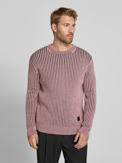 Männermodel trägt Strickpullover mit Label-Detail von Paul Smith, Baumwoll-Woll-Mix, tailliert, Ripp-Optik, Ganzkörperansicht von vorne.