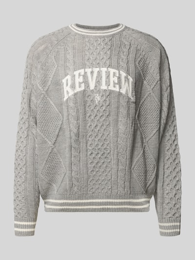 REVIEW Strickpullover mit Label-Stitching Hellgrau Melange 2