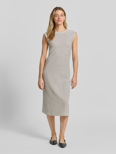 Kobiece modelka nosi Tailliertes Midikleid aus Baumwoll-Mix von Tom Tailor Denim, dwukolorowy, taliowany krój, długość midi, okrągły dekolt, wzór w paski, bez rękawów, dzianina, mieszanka bawełny, widok całej sylwetki z przodu
