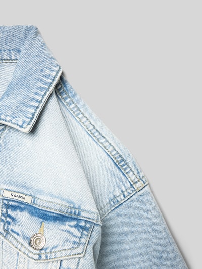 Produktfoto, hellblaue Regular Fit Jeansjacke mit Umlegekragen Modell 'Emira' von Garcia, elastischer Baumwoll-Mix, sichtbare Knopfleiste, Brusttasche und Kontrastnähte, strukturierte Oberfläche, Kinderjacke