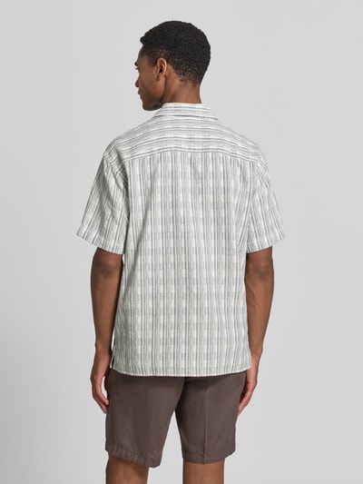 Männermodel trägt Regular Fit Freizeithemd mit Kentkragen von Jack & Jones Premium, Reine Baumwolle, 1/2-Arm, braune Shorts, Ganzkörperansicht Rückansicht.