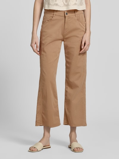 Frauenmodel trägt Straight Leg Hose aus Baumwoll-Mix Modell 'MAINE S' von Brax in Optik: Unifarben, 5-Pocket-Design, Cropped, Ganzkörperansicht von vorne.