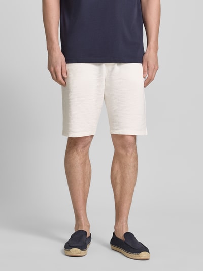 Männermodel trägt Relaxed Fit Bermudas aus Baumwoll-Mix Modell 'DETROIT' von s.Oliver RED LABEL, unifarben, Waffelstruktur, Ganzkörperansicht von vorne.