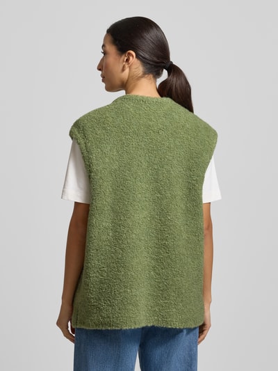 Vrouwenmodel draagt Loose Fit Pullunder Woll-Anteil Modell 'ZOLLY' van American Vintage in groene wolmix, rugaanzicht, Ganzkörperansicht Rückansicht