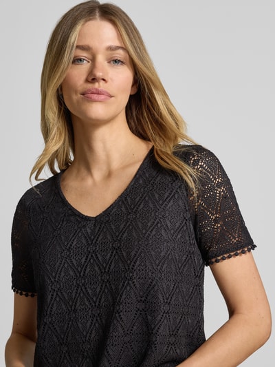Frauenmodel trägt Regular Fit T-Shirt in Heckel-Optik Modell 'MAYA' von Vero Moda, Optik: Unifarben, Passform: Regular-Fit, Optik:Allover-Muster, Ausschnitt: V-Ausschnitt, Ärmelform: Kurzarm, Nahaufnahme Oberkörper.