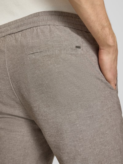 Männermodel trägt Regular Fit Bermudas aus Baumwoll-Leinen-Mix Modell 'LINUS' von Only & Sons, unifarben, Nahaufnahme Rückansicht.