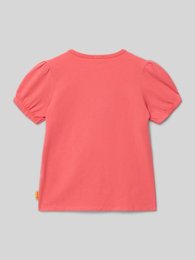 Produktfoto, T-Shirt mit Motiv-Stitching und Rundhalsausschnitt von Steiff, Kinder T-Shirt aus Baumwoll-Mix mit Stretch-Anteil, Gerader-Schnitt, elastische Ärmelabschlüsse, Label-Detail, Rückenlänge bei Größe 116: 44 cm, einfarbiges Design in Korallrosa auf glatter Textur.