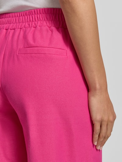 Frauenmodel trägt Hose in verkürzter Passform Modell 'KATE' von ICHI aus Baumwoll-Mix mit Stretch-Anteil, Detailaufnahme Rückansicht.