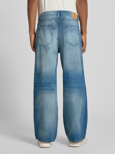Mannelijk model draagt Jeans im Used-Look Modell 'Type 3' van Wood Wood in lichtblauw, relaxed fit, zuiver katoen, volledige achteraanzicht.