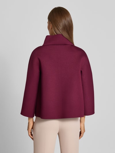 Frauenmodel trägt Jacke aus Viskose-Mix mit Stehkragen von Rinascimento in Bordeaux, lockere Passform, Rückenansicht, Ganzkörperansicht Rückansicht.