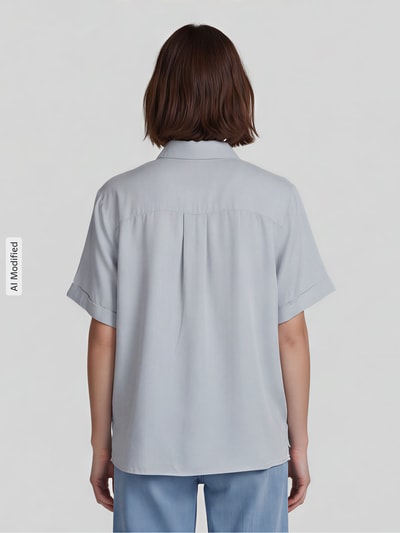 Frauenmodel trägt Regular Fit Hemdbluse mit 1/2-Arm von Jake*s Casual, Viskose-Mix, hellgrau, glatte Textur, Rückenansicht, Ganzkörperansicht Rückansicht.