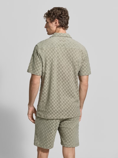 Männermodel trägt Regular Fit Freizeithemd mit Reverskragen von Lindbergh, mieszanka bawełny, listwa guzikowa, długość tyłu w rozmiarze M 73 cm, szerokość ramion w rozmiarze M 48 cm, długość rękawów w rozmiarze M 27 cm, kraciasty wzór, zielonkawy kolor, teksturowany materiał, Ganzkörperansicht Rückansicht