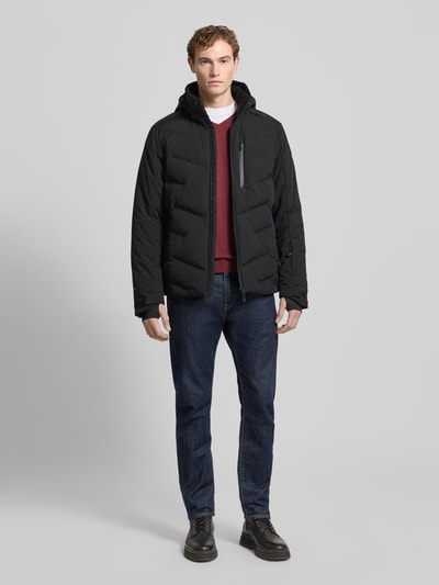 Männermodel trägt schwarze Herren Jacke mit Kapuze Modell 'FOLEY' von Icepeak, Regular-Fit, Reißverschluss, Label-Detail, Ganzkörperansicht von vorne.