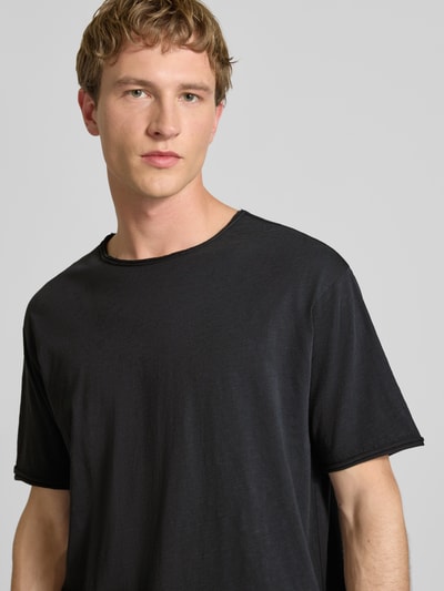 Männermodel trägt Relaxed Fit T-Shirt aus reiner Baumwolle von Marc O'Polo Denim, Optik: Unifarben, Nahaufnahme Oberkörper.