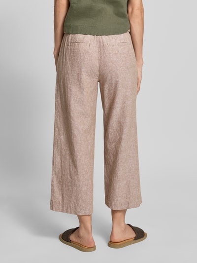Frauenmodel trägt Culotte aus Leinen-Mix mit Gürtel von Christian Berg Woman, Beige-Ton, Wide Leg Fit, Gesäßleistentaschen, Ganzkörperansicht Rückansicht.