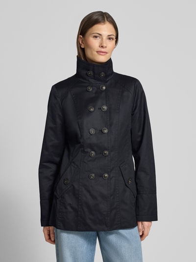 Frauenmodel trägt Jacke mit Stehkragen und Pattentaschen von Fuchs Schmitt in Dunkelblau, Baumwoll-Mix, Zweireiher, Ganzkörperansicht von vorne.