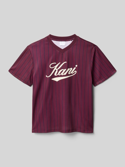 Produktfoto, Regular Fit T-Shirt mit Logo-Print von KARL KANI, Kinder T-Shirt in Burgunder mit V-Ausschnitt, Kurzärmelig, Rückenlänge 59 cm bei Größe 134, dezente Streifen, glatte Textur.
