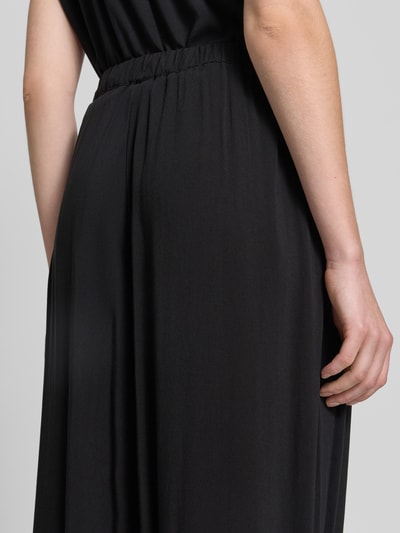 Frauenmodel trägt Relaxed Fit Jogginghose aus reiner Viskose Modell 'Radia' von Soyaconcept, schwarz, elastischer Bund, Detailaufnahme.