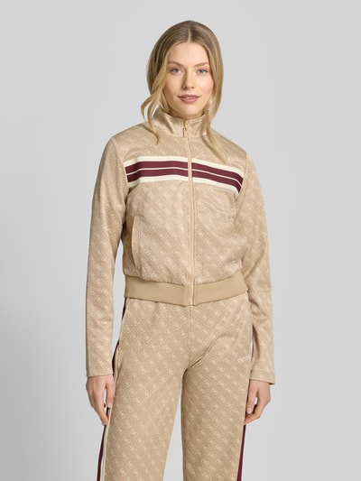 Frauenmodel trägt Regular Fit Sweatjacke mit Allover-Logo-Print Modell 'Jacquard' von Guess, beige mit roten Streifen, Material-Mix, Nahaufnahme Oberkörper.