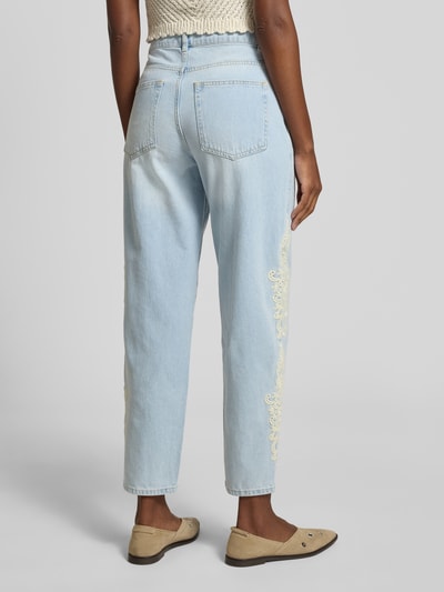Frauenmodel trägt Wide Fit Jeans mit floralem Spitzenbesatz von Jake*s Casual, Reine Baumwolle, Eingriffstaschen, Gesäßtaschen, Ganzkörperansicht Rückansicht.