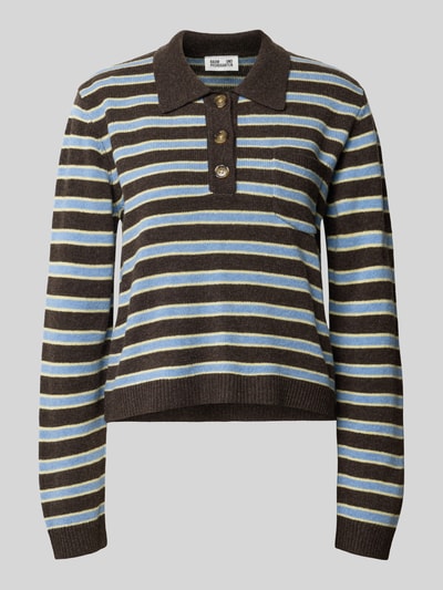 Produktfoto, Regular Fit Poloshirt aus reiner Wolle von BAUM & PFERDGARTEN, braun mit blauen und gelben Streifen, Strick-Optik, Polokragen, langärmlig, Rückenlänge Größe S 51 cm