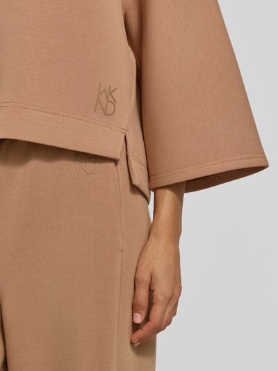 Männermodel trägt Boxy Fit Sweatshirt aus Modal-Mix Modell 'VASTO' von Weekend Max Mara, Damen bluza, beżowa, gładka faktura, detal ręki, Nahaufnahme Oberkörper