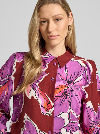 Frauenmodel trägt Bluse aus Viskose-Mix mit Ballonärmeln und Knopfleiste von Rich & Royal, florales Muster, Nahaufnahme Oberkörper.