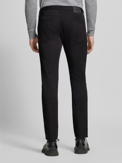 Männermodel trägt Slim Fit Jeans aus Baumwoll-Mix im 5-Pocket-Design von Emporio Armani, schwarze Farbe, Ganzkörperansicht Rückansicht. Elastischer Baumwoll-Mix, Bundweite 43 cm, Innenbeinlänge 82 cm.