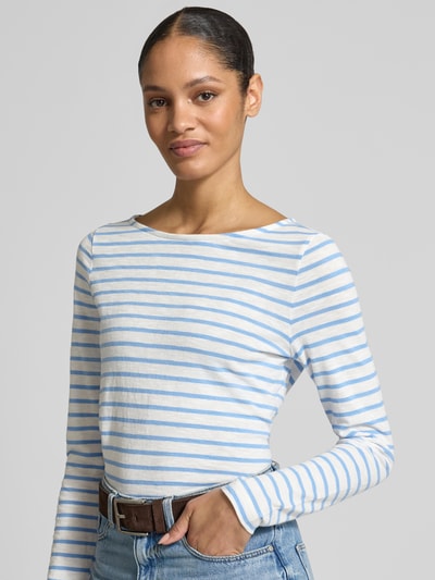 Frauenmodel trägt Regular Fit Langarmshirt aus reiner Baumwolle von s.Oliver RED LABEL, gestreiftes Allover-Muster, Nahaufnahme Oberkörper.