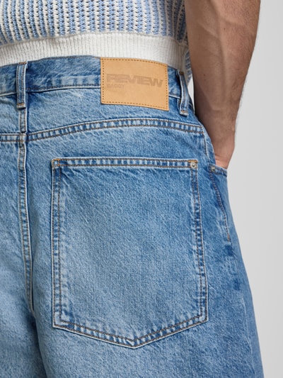 Männermodel trägt Straight Fit Shorts in Denim-Optik von REVIEW, reine Baumwolle, hellblau, 5-Pocket-Design, Detailaufnahme Rückansicht.
