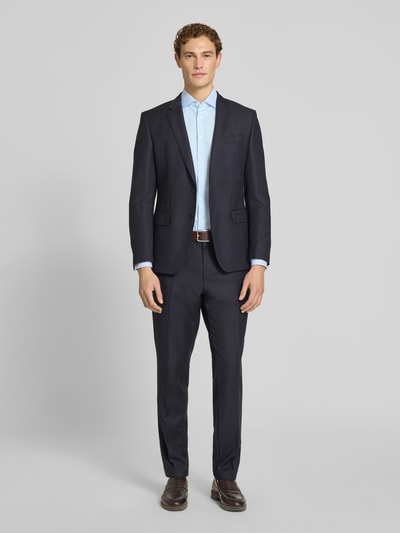 Męski model nosi Super Slim Fit Business-Hemd mit Kentkragen od OLYMP No. Six, granatowy garnitur, jasnoniebieska koszula, czarne buty, czysta bawełna, krój super slim fit, kołnierzyk kent, listwa guzikowa, długość pleców w rozmiarze 40: 80 cm, szerokość ramion w rozmiarze 40: 45 cm, długość rękawa w rozmiarze 40: 68 cm, pełen widok z przodu.