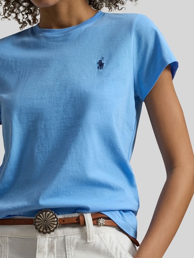 Kobiece model prezentuje T-shirt mit Label-Stitching od Polo Ralph Lauren z bawełny, krój regular fit, prążkowany okrągły dekolt, długość tyłu 54 cm, zbliżenie na górną część ciała.